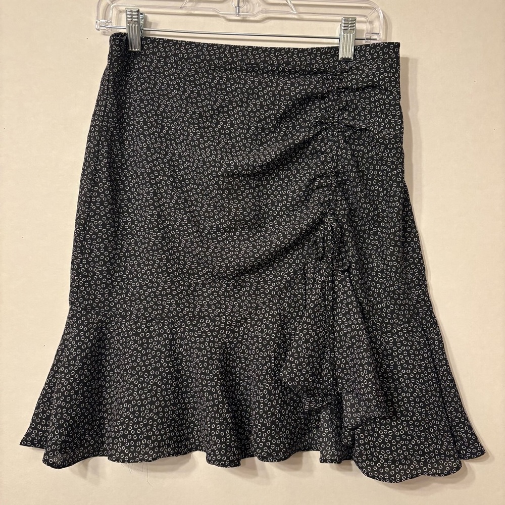 Max Studio Ruched Drawstring Mini
Skirt Asymmetrical Black White Print Medium